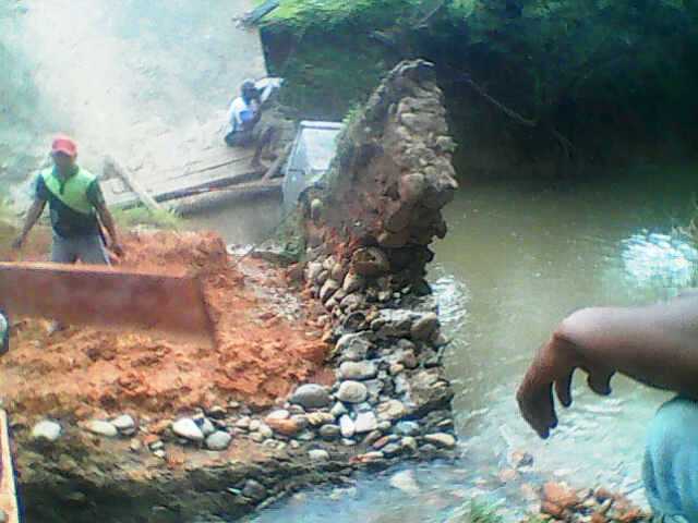 Dihantam Banjir, Jembatan Miring