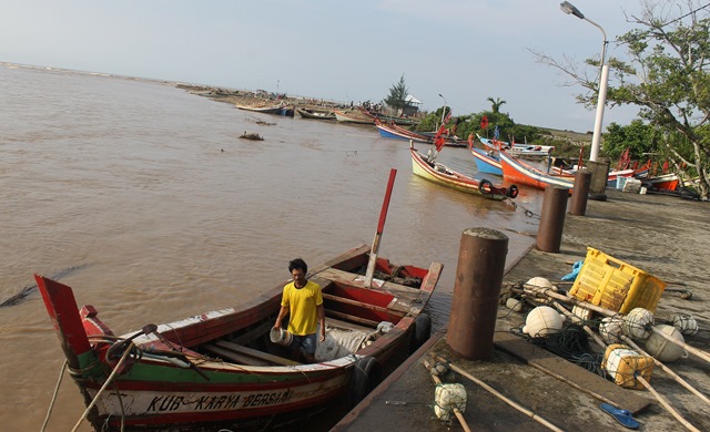 Nelayan Keluhkan Tongkang