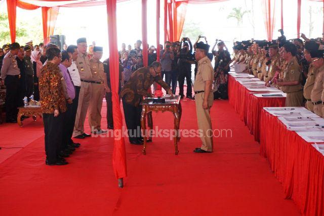 Khidmat, Begini Suasana Penandatanganan pakta Integritas oleh 1.117 PNS Bengkulu