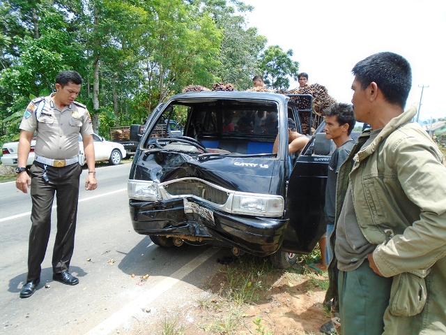 Tabrak Mobil, Pemuda Lurat