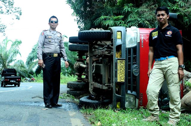 Dump Truck Terbalik