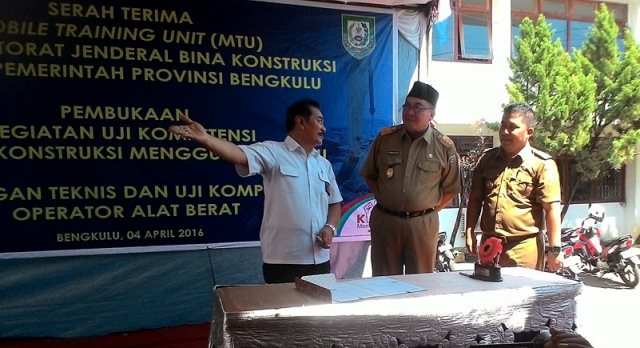 Dirjen Bina Konstruksi Serahkan MTU ke Pemerintah Provinsi Bengkulu