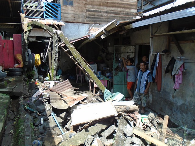 Rumah Jebol Diterjang Banjir