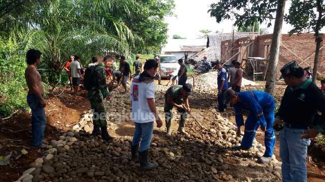 TNI Karya Bakti Bangun Jalan