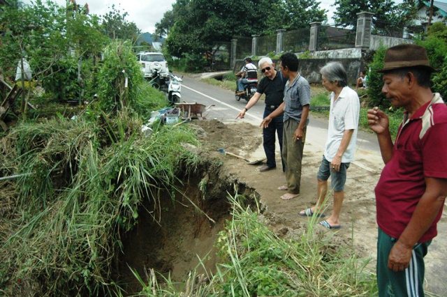 SPU Bangun Tanggul Jalan