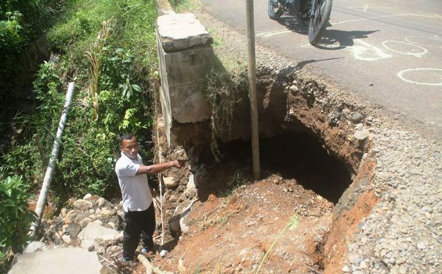 Jalan ke Perkantoran Terancam Putus