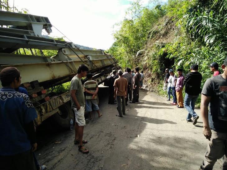 Tronton Kembali Tutup Jalan Lintas Curup – Lebong