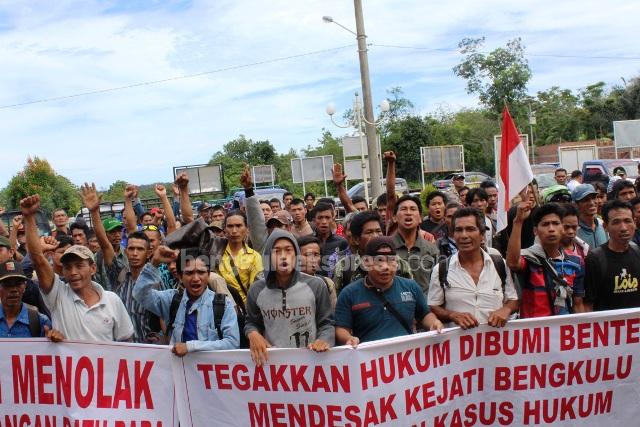 Ratusan Warga Tolak Hutan Lindung