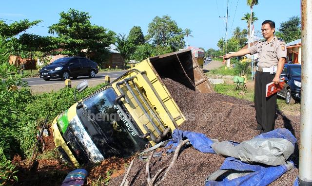 Dump Truck Cangkang Terperosok