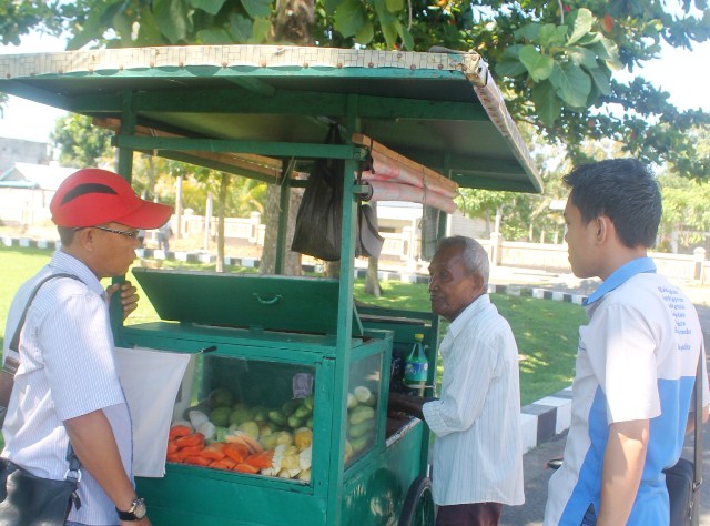 Masri (73), Penjual Rujak Buah Berusia Senja, Anaknya Anggota TNI dan Brimob