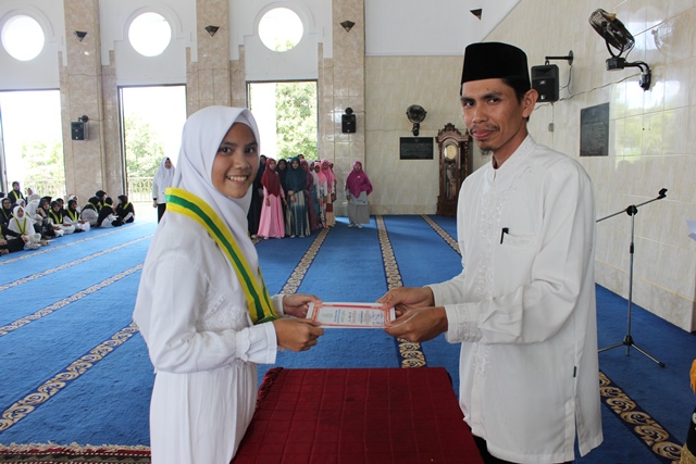 191 Siswa SMP IT IQRA’ Wisuda Al-Qur’an