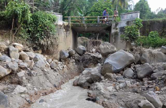 Sungai Rusak, Jembatan Nyaris Putus