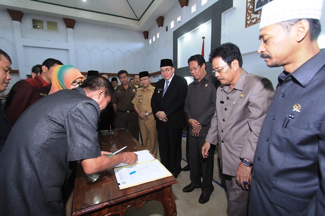 DPRD Sahkan Raperda tentang Pokok – Pokok Pengelolaan Keuangan Daerah