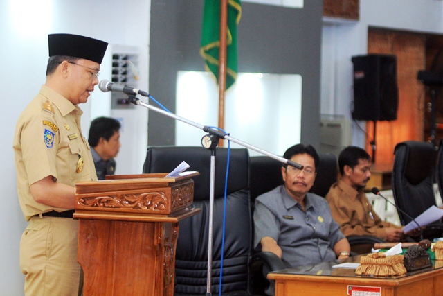 Penyampaian LKPJ Gubernur TA 2015 dan Pendapat Gubernur atas 2 Raperda Inisiatif