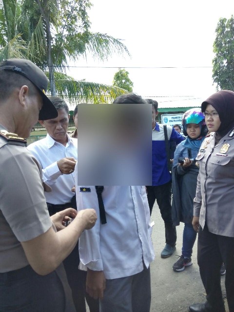 Bandel, Masih Jam Belajar, Siswa Ini Malah Main Gaple dan Merokok