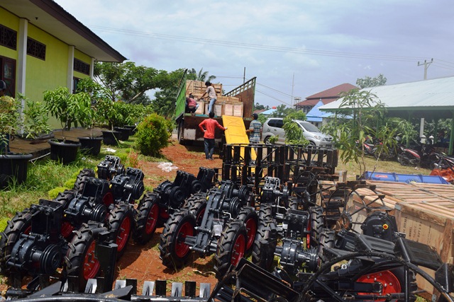 25 Handtraktor Siap Disalurkan