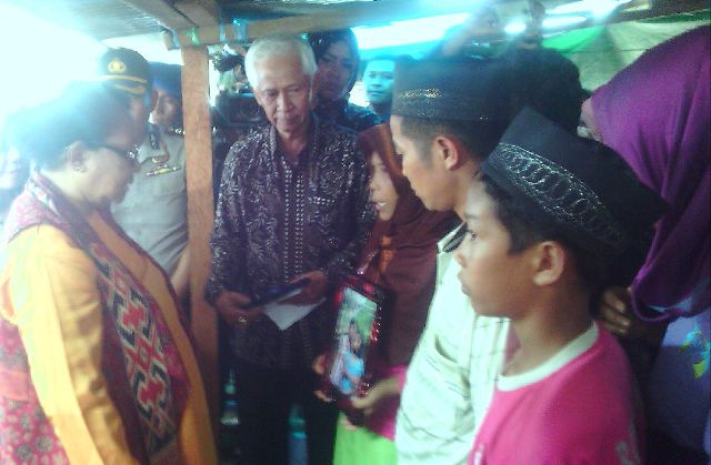 Menteri Yohana dan Gubernur Bengkulu Kunjungi Rumah Orangtua Yuyun