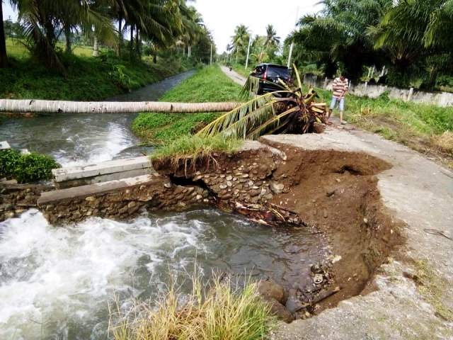 Jalan Amblas Dihantam Banjir