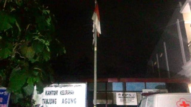 Bendera Berkibar Hingga Malam