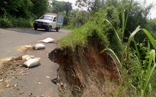 Jalan Rusak dan Rawan Longsor