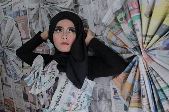 UNIK: Newspaper Girls 2016 Kertas Koran Jadi Busana Model
