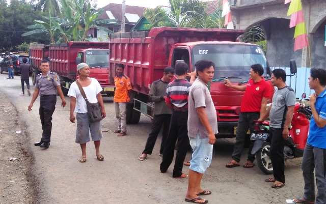 Warga Blokir Jalan Provinsi