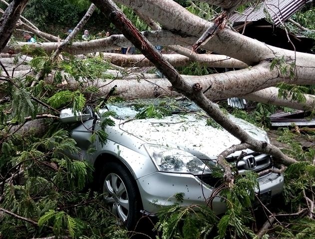 Badai Sapu Bengkulu, Dua Mobil dan 5 Motor Rusak, 1 Korban Luka-luka