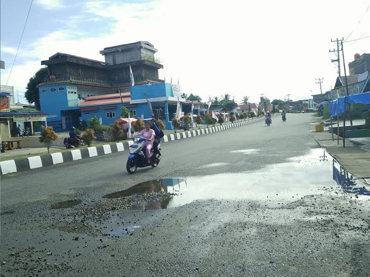 Pipa PDAM Pecah, Air Genangi Jalan