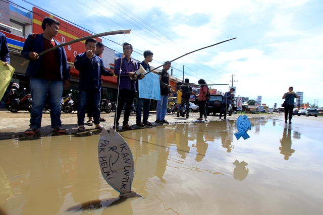 Jalan Raya jadi Kolam Pemancingan