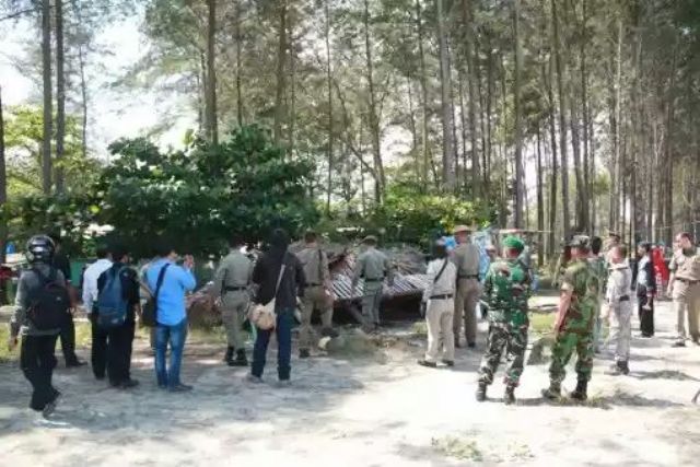 Melanggar, Puluhan Warung Pantai Panjang Dibongkar