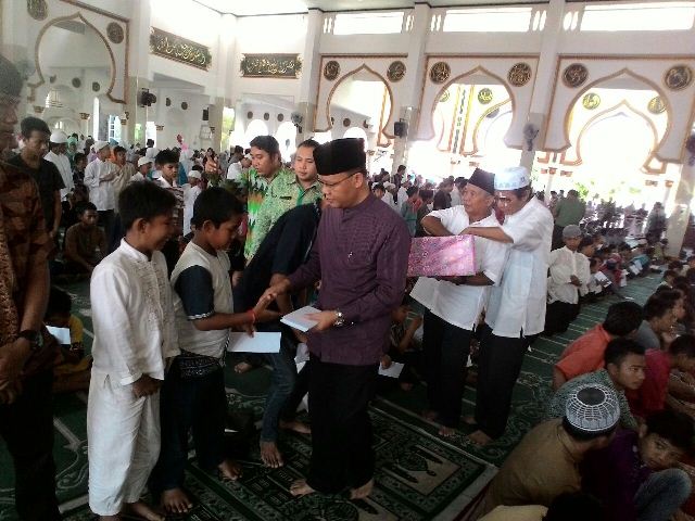 Gubernur Bengkulu Beri Santunan Anak Yatim Rp 135 Juta