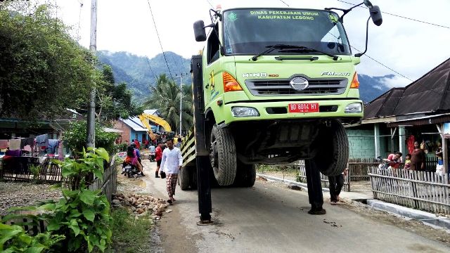 Alat Berat BLHKP Jatuh dari Tronton