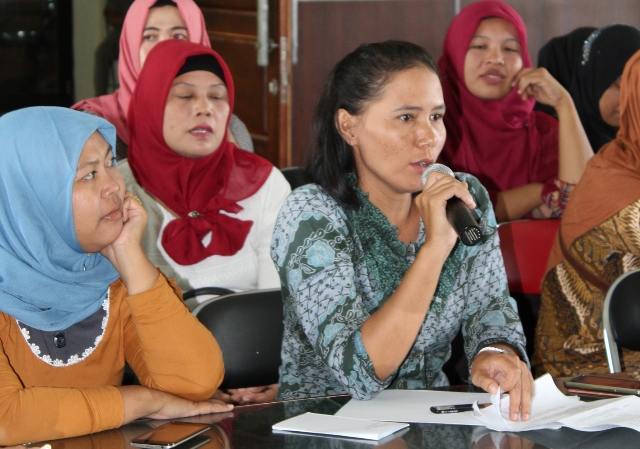 Enam Bulan Belum Gajian, Guru Bantu Daerah Datangi Dewan