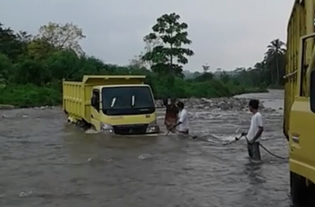 Sungai Meluap, 3 Mobil Hanyut