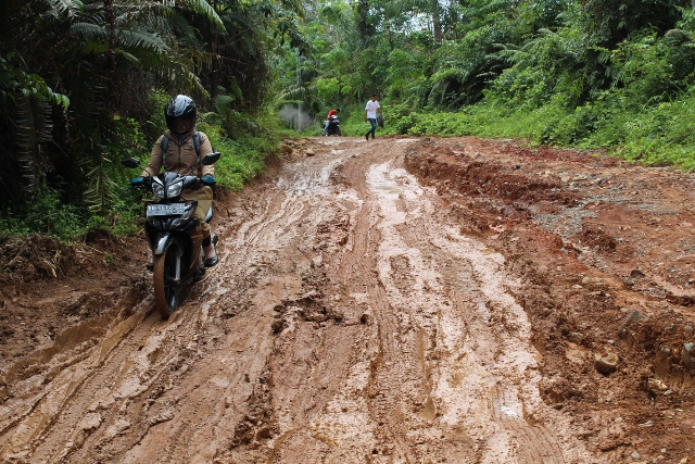 Jalan Provinsi Masih Berlumpur