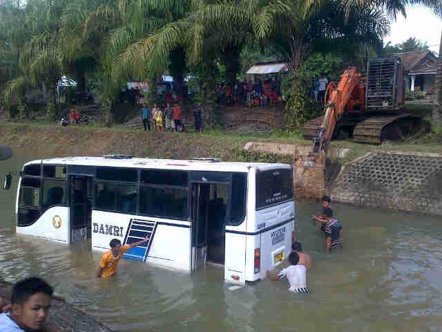 Bus Damri Masuk Siring