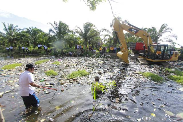 Bersihkan Sampah, Walikota Bengkulu ‘Terjun’ ke Sungai