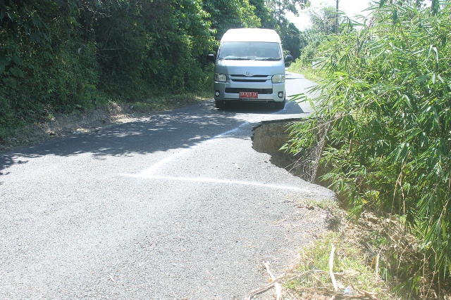 Jalan Amblas Ancam Pengendara