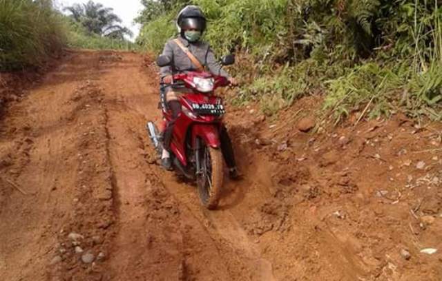 Jalan Karang Are Belum Tersentuh