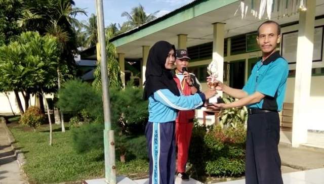 Siswi SMKN 1 Juara Lomba Cipta dan Baca Puisi