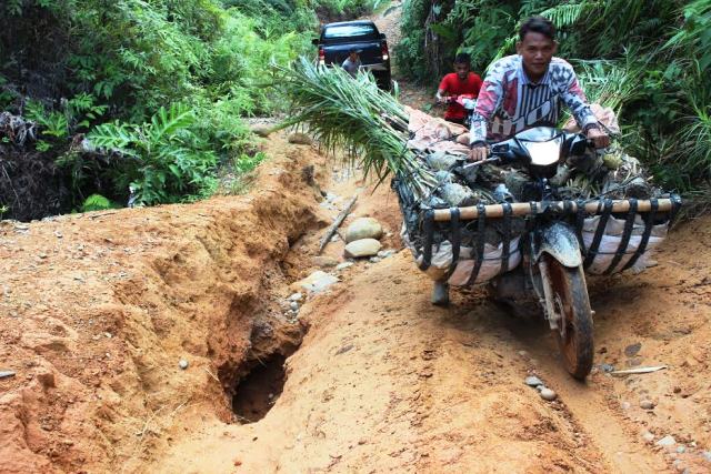 Jalan Berlumpur Tak Kunjung Dibangun