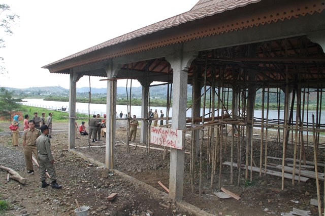 Bangunan di Danau Mas Disegel Satpol