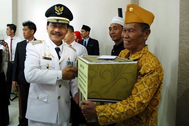 Bupati Bengkulu Tengah Bantu Puluhan Veteran