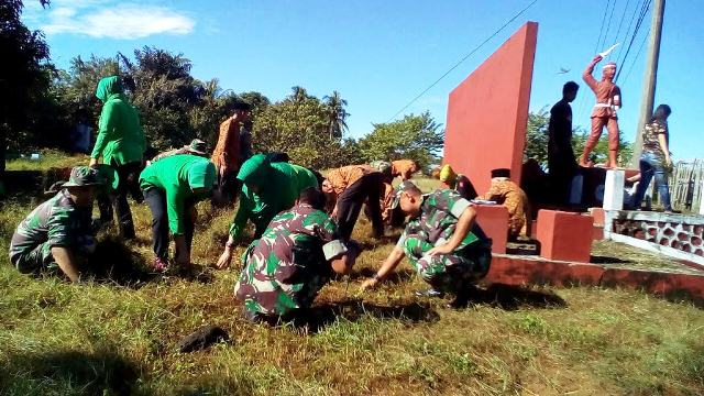 TNI dan Veteran Bersihkan Tugu Perjuangan