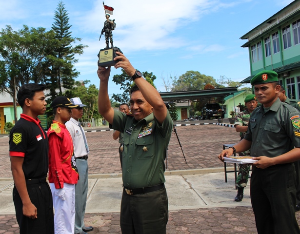 Lomba HUT RI di Korem 041 Gamas, SMAN 3 Juara Naikkan Bendara