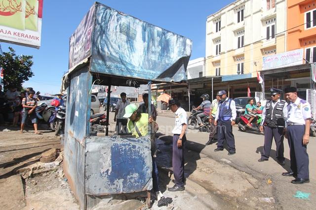 Pos TPR Pasar Panorama Dibongkar