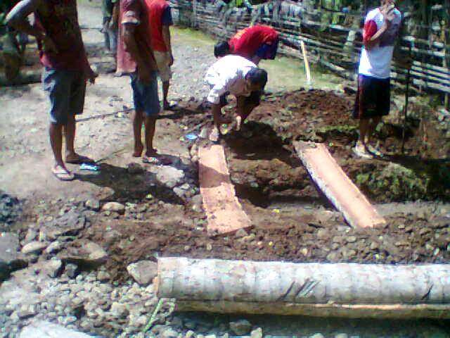 Gotong Royong Bangun Jembatan