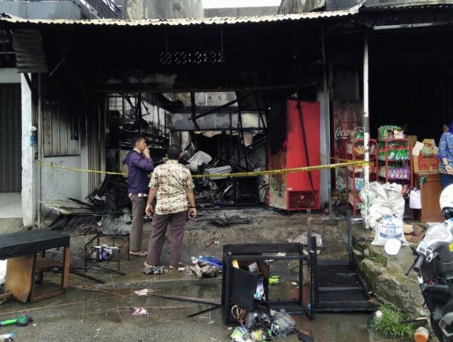 Dilalap Sijago Merah, Toko Manisan Ludes