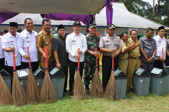 Wabup Bagikan Tong Sampah dan Sapu