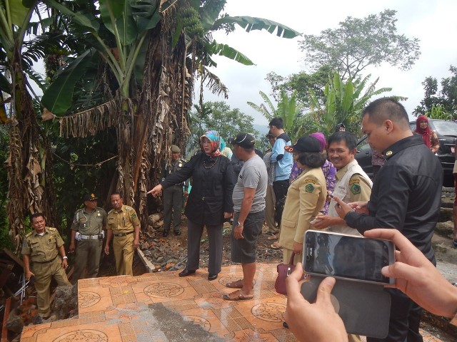 Ketua TP PKK Rejang Lebong Bantu Korban Longsor